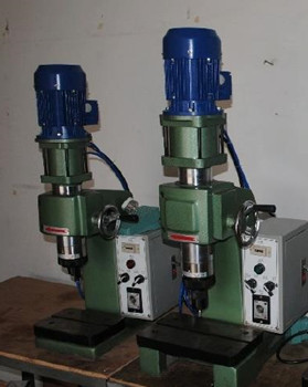 南京廠家怎么選擇合適的氣壓鉚接機(jī)？