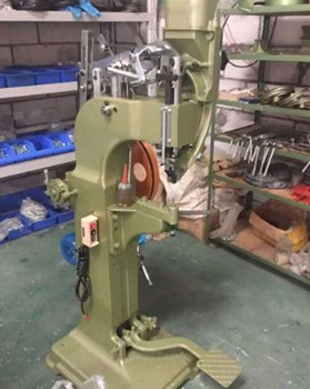 氣壓鉚接機(jī)的鉚頭會(huì)旋轉(zhuǎn)嗎？